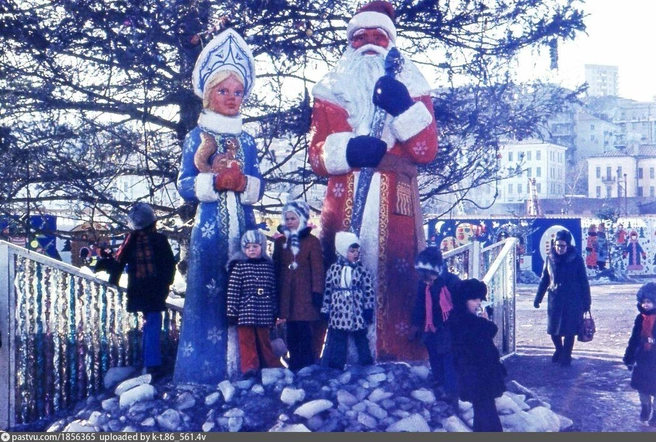 А в 1979 году на главной площади стояли уже Дедушка Мороз со Снегурочкой | Источник: Владимир Шанаурин / pastvu.com