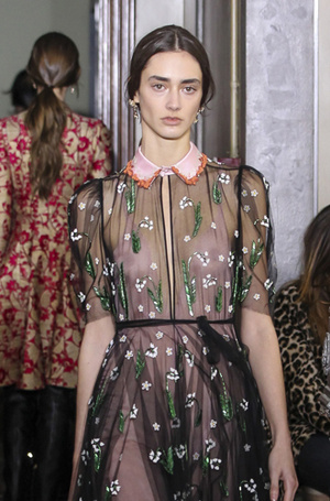 Фото №2 - Как повторить нежные прически с показа Valentino Fall 2017