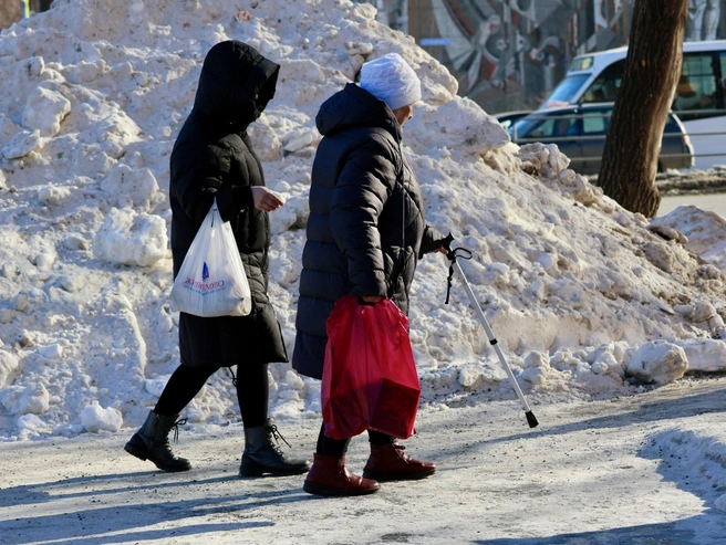 В некоторых местах Ленинского района тротуары обработаны. | Источник: Наталья Лапцевич