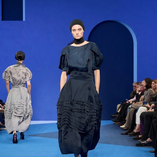 Lanvin возвращает синий цвет — фирменный оттенок Дома Lanvin возвращает синий цвет — фирменный оттенок Дома