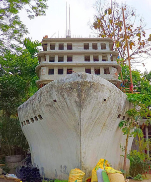 Индус построил себе жуткий бетонный дом в виде «Титаника»