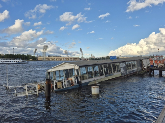 Сильно накренился. Показываем, как в центре Петербурга медленно тонет плавучий ресторан | Источник: FONTANKA.RU