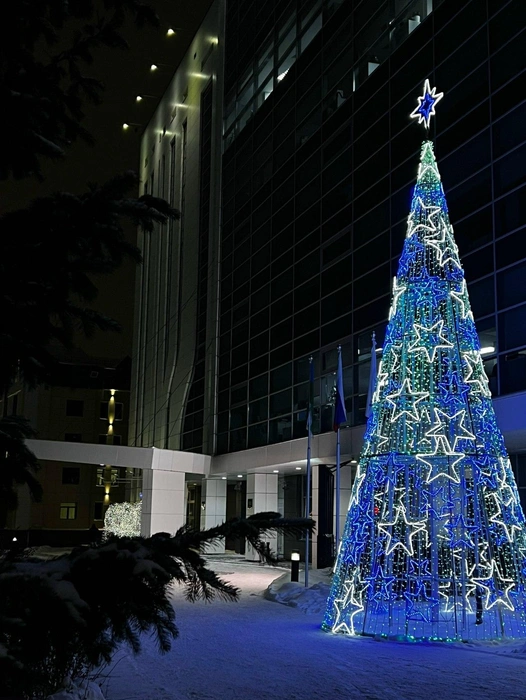 Такая елочка появилась возле здания «Газпрома» | Источник: «Типичный Ханты-Мансийск» / T.me