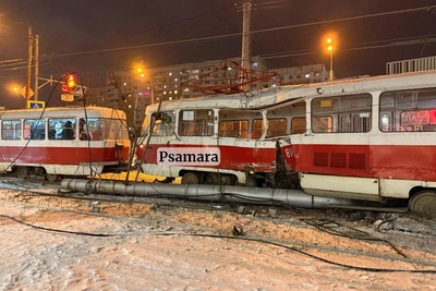 Самарский трамвай сошел с путей и столкнулся со столбом