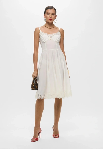 Тренд на будуарное кружево — как мы будем носить его в 2026 году Тренд на будуарное кружево — как мы будем носить его в 2026 году