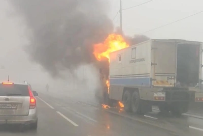 Burning truck paralyzes traffic in Volgograd