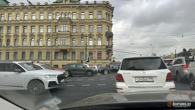 Все встали. Откуда взялась пробка на углу Невского и Фонтанки | Источник: читательница «Фонтанки»