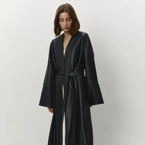 Цена на кимоно из кожи&nbsp;— 17&nbsp;000 рублей, обязательно к покупке тем, кто любит ловить восхищенные взгляды | Источник: annemore / Wildberries.ru 