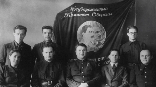 Партком завода в 1945 году, в центре&nbsp;— Баландин, справа в нижнем ряду&nbsp;— Ферин | Источник: ОДК / uecrus.com