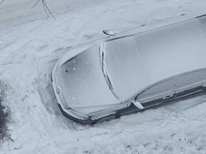 Правое зеркало одного из автомобилей выкручено и едва держится на корпусе. | Источник: читатель 74.RU