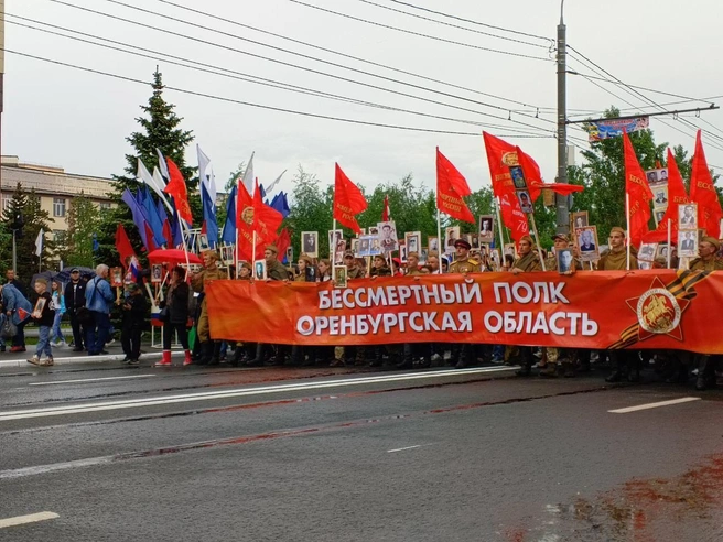 Большой фоторепортаж с шествия «Бессмертного полка-2025» в Оренбурге | Источник: Владислав Митрошин / 56.RU