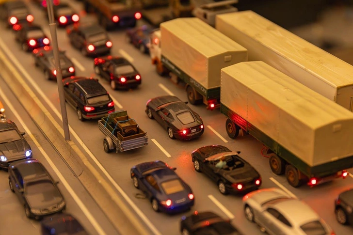 Автомобили на дороге в пробке, «Царь-макет» | Источник: ANTON MARCHENKOV / Пресс-служба «Царь-макета»