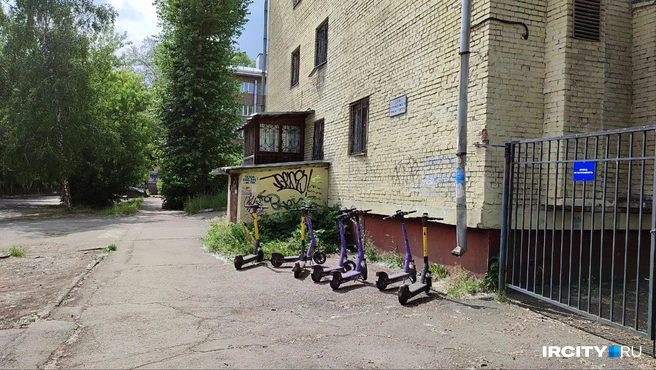 Как вариант — можно встать на электросамокат. Через тот же Академический мост — всё лучше, чем на своих двоих | Источник: Ксения Власова / «ИрСити»