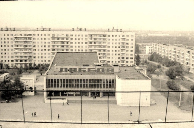 На дворе&nbsp;— 1985 год. В левом углу можно разглядеть тот самый тир из старого троллейбуса | Источник: ПроЧе / Vk.com