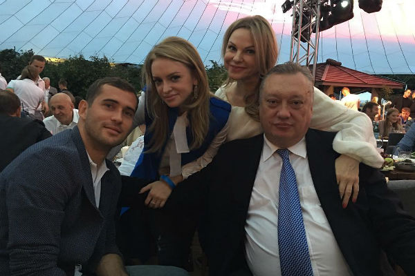 Милана Кержакова с родителями и любимым мужем