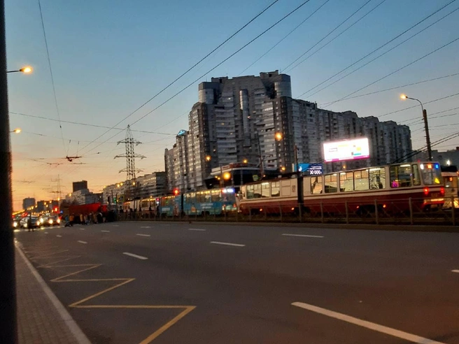У метро «Пионерская» в Петербурге возник серьезный затор. Очевидцы винят сломанный трамвай, ГЭТ — час пик | Источник: Мегаполис | ДТП и ЧП | Санкт-Петербург | Питер