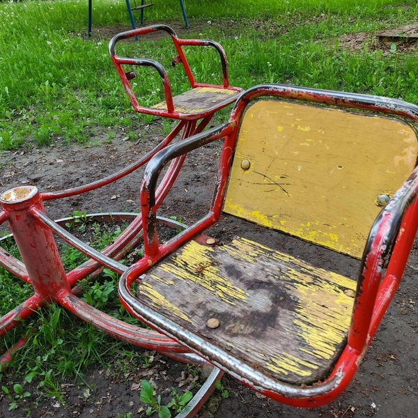 В таком состоянии были кресла на детской карусели | Источник: Читательница YA62.RU Анна
