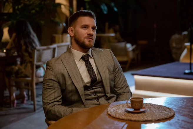 Родители актера занимались бизнесом, и это помогло ему в работе над ролью | Источник: KION