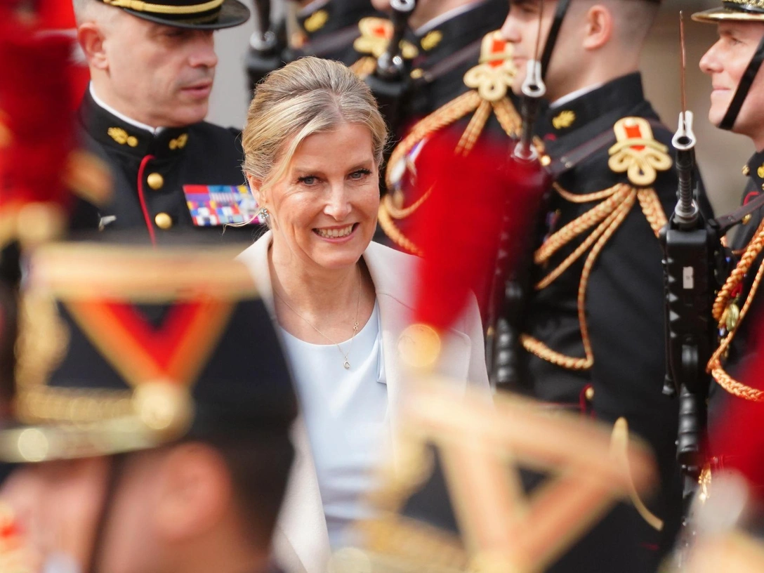 Герцогиня Софи на смене караула перед Букингемским дворцом, 8 апреля 2024 | marieclaire.ru