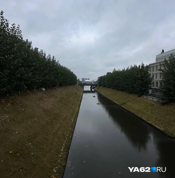 А с моста неподалеку от улицы Баумана можно полюбоваться на реку | Источник: Виктория Улитова / YA62.RU