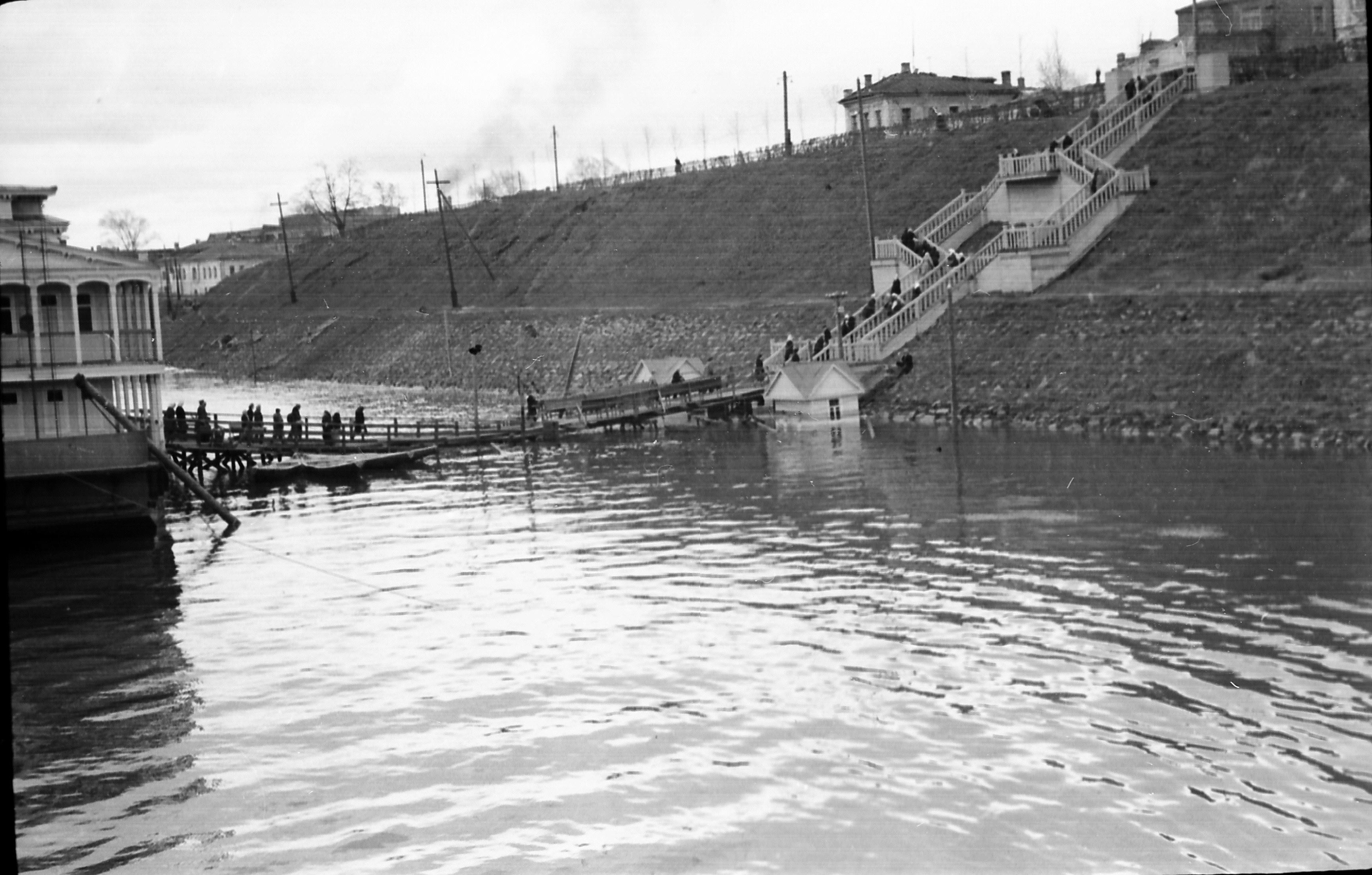 Длинные пляжи и неузнаваемая набережная: показываем редкие архивные фото Волги в Ярославле 