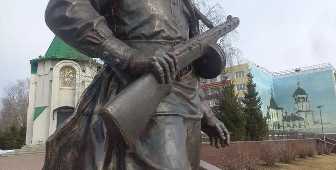 Скульптура выполнена из бронзы | Источник: Анастасия Шевякова / 86.RU
