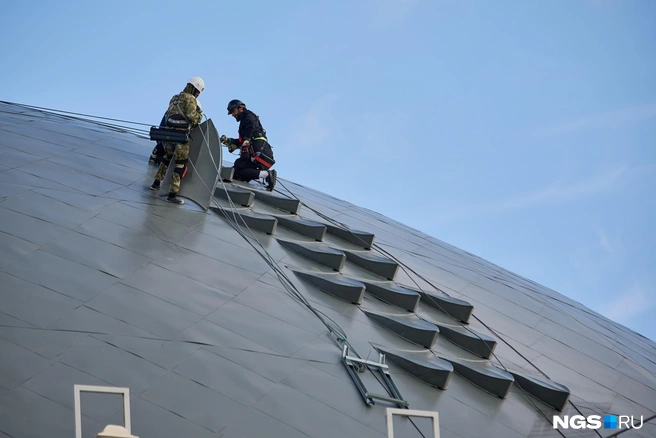 Фотографа НГС впервые пустили на крышу оперного театра, чтобы зафиксировать ход работ — необходимые документы для съемки на высоте у него есть | Источник: Александр Ощепков / NGS.RU