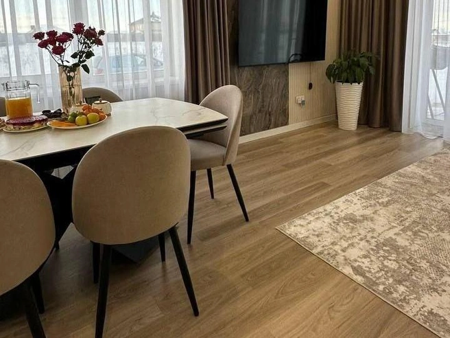 Кварцевый ламинат&nbsp;— инновационное покрытие повышенной твердости для пола и стен. Прочное как скала, оно выглядит точно как природные материалы: дерево, бетон, натуральный камень | Источник: Fargo&nbsp;