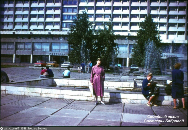 Фонтаны на площади 350-летия Красноярска, 1988 | Источник: Светлана Боброва / Фотография из семейного альбома