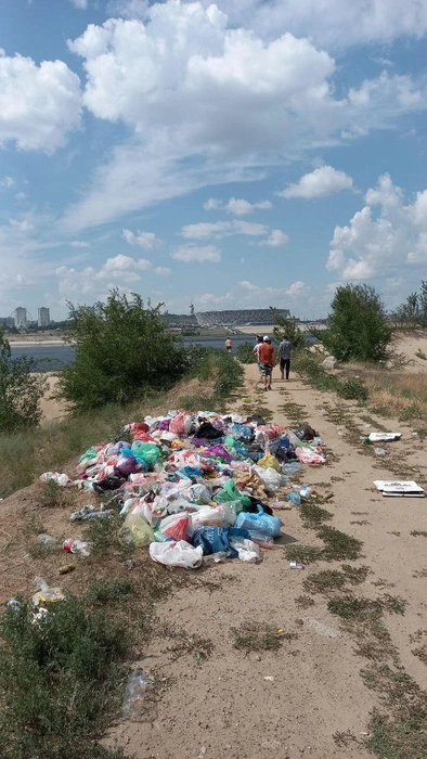 К бесплатному пляжу на Волге приходится идти по импровизированному мусорному полигону | Источник: читатели V1.RU