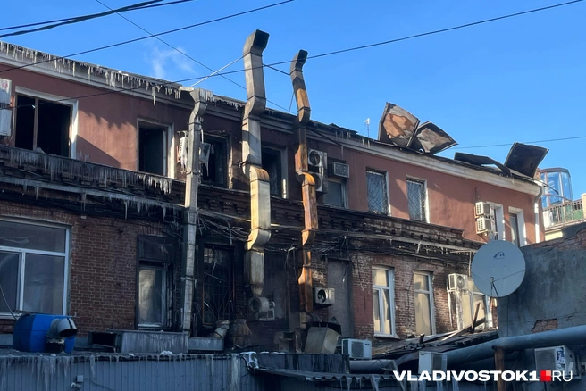 В крыше образовалась дыра | Источник: Елена Буйвол / VLADIVOSTOK1.RU