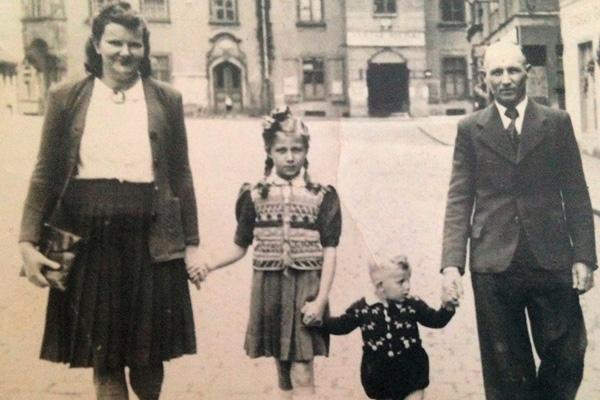 На этой семейной фотографии мама, папа и Эдита с братишкой Юзефом