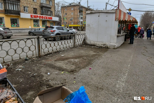 Раньше здесь был киоск, а теперь от него осталось пустое место | Источник: Дмитрий Емельянов / E1.RU