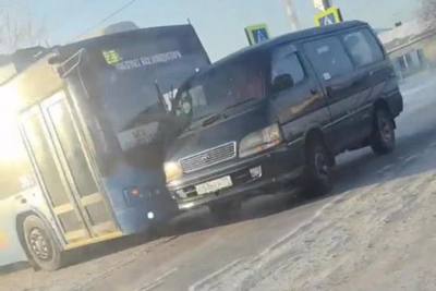 Trolleybus and minibus collide in Chita, disrupting traffic