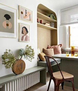 Парижская квартира в районе Терн: арки, ниши и банкетка у окна