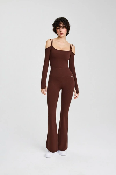 Комбинезон из коллекции One Piece бренда SUREКоллекция One Piece продолжает философию SURE: одежда для тех, кто живет в движении, но выбирает осознанный комфорт и уместность образа в любой ситуации. Комбинезоны скроены так, чтобы одинаково уверенно чувствовать себя в спортзале, за ноутбуком, на встрече и на вечеринке. В линейку вошло шесть моделей с тщательно продуманными силуэтами и посадкой, которая подстраивается под фигуру. Палитра выдержана в базовых, но трендовых оттенках, на которые уже ориентируются эксперты Pantone, а технологичные, бархатистые на ощупь ткани дают комфортную компрессию, отводят влагу и слегка охлаждают кожу.