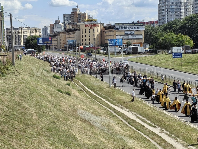 Так выглядел Митрофано-Тихоновский крестный ход со стороны | Источник: Андрей Пашинский / Voronezh1.ru