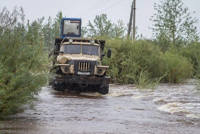 «Урал» еле справляется с потоком воды | Источник: Анна Хвостова