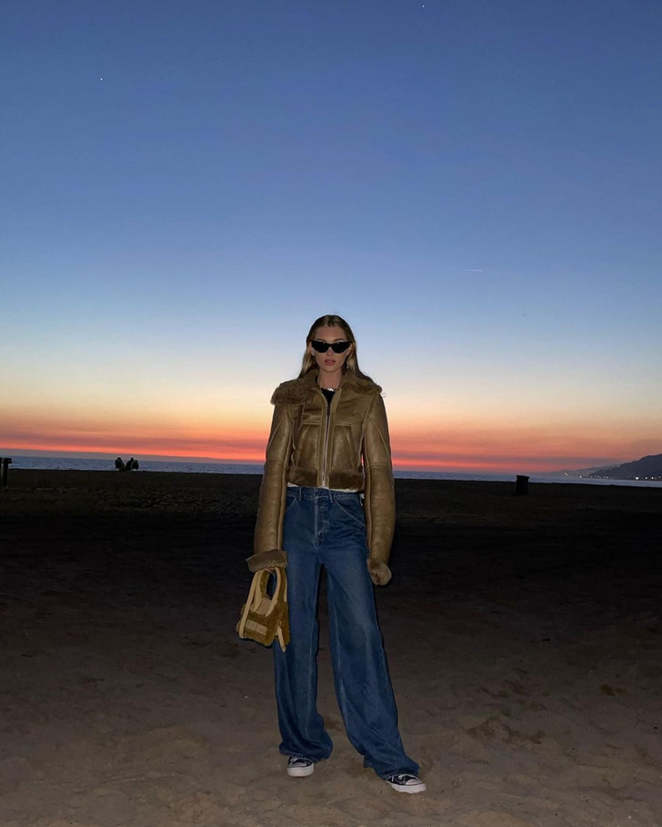 Эльза Хоск нашла правильные широкие джинсы, которые добавляют роста и делают ноги длиннее