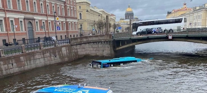 Трое строителей из Дагестана первыми бросились в ледяную Мойку, чтобы вытащить людей из тонущего автобуса