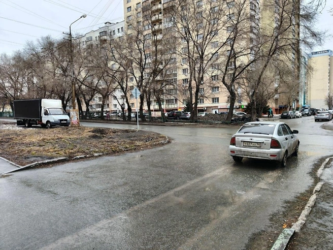 Сугроб простоял до апреля, несмотря на многочисленные обращения жителей в администрацию и полицию, и растаял естественным путем | Источник: читатель НГС