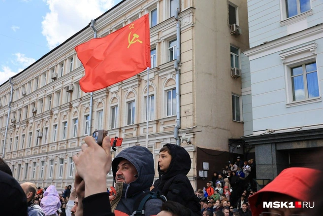 Чтобы увидеть проезд военных машин, люди выстраивались рядами у ограждений и поднимались на лестницы | Источник: Артем Устюжанин / MSK1.RU