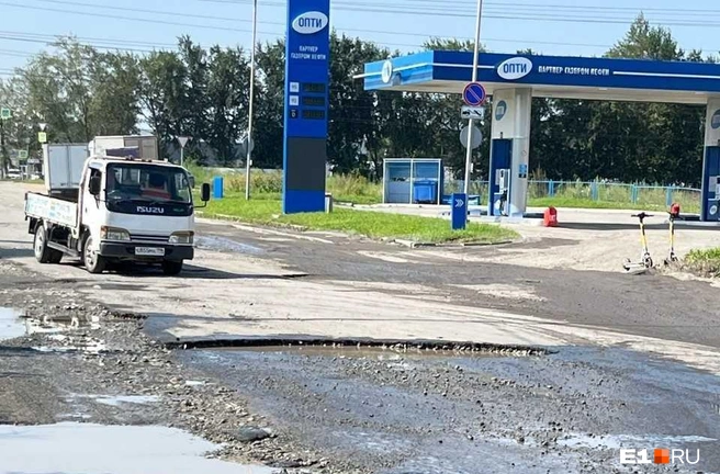 Автомобилисты жалуются на огромные ямы | Источник: читатель E1.RU
