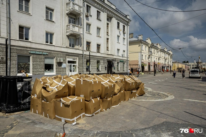 Строительные материалы в коробках подготовили для работ на Депутатской улице | Источник: Александр Куренной / 76.RU