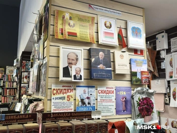 Среди государственных символов Белоруссии&nbsp;— президент Лукашенко | Источник: Михаил Мечев / MSK1.RU