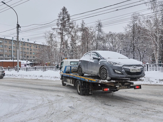 Владельцы эвакуированных автомобилей должны забрать их со штрафстоянки. | Источник: Александр Ощепков / NGS.RU