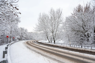 Снегопад привел к ограничениям на трассе в Волгоград