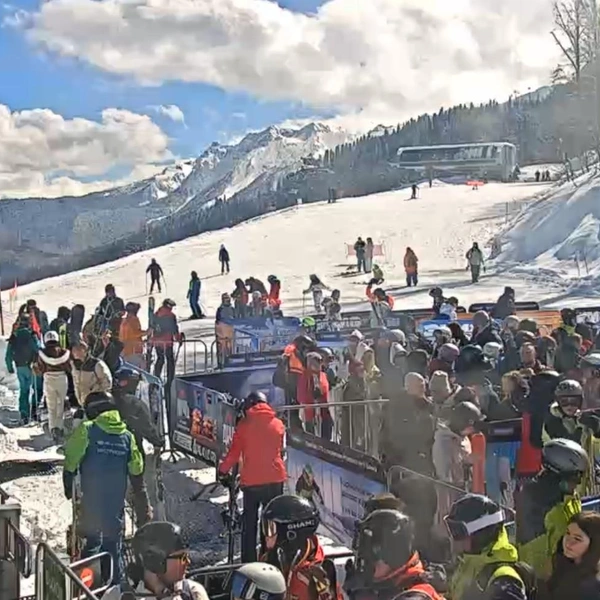 Думали уже нет очередей? Роза Хутор, 7 марта