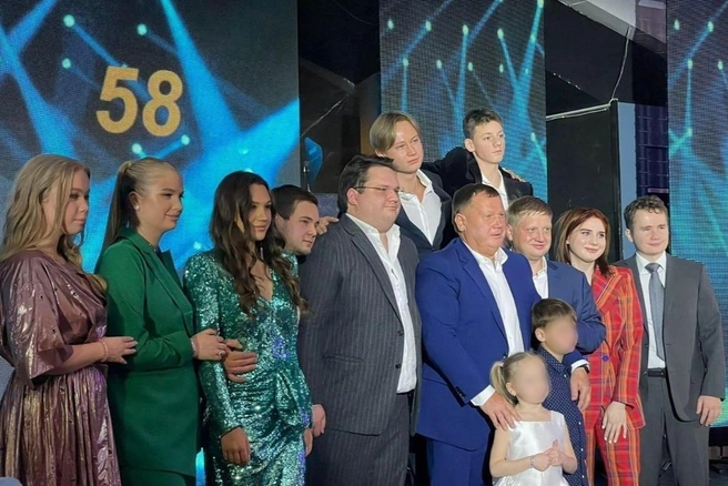 Кадр с детьми сделан во время празднования 58-летия Владимира Плотникова | Источник: anna_syreskina / Instagram*