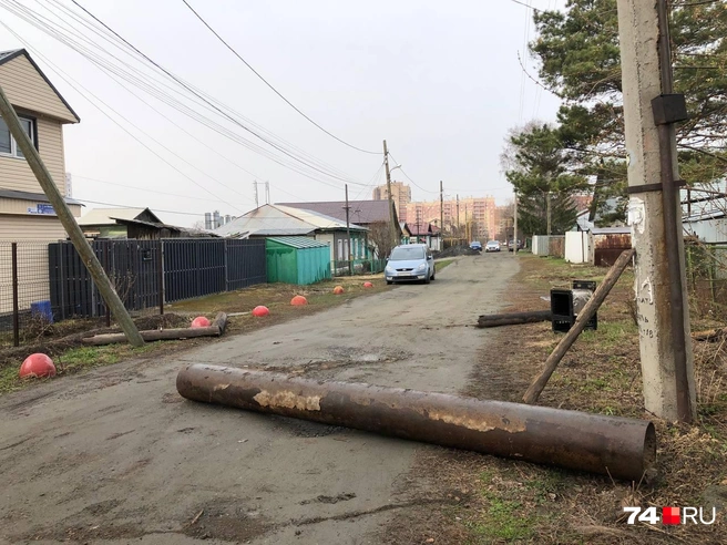 Жители решили ограничить поток машин при помощи трубы | Источник: Артем Краснов